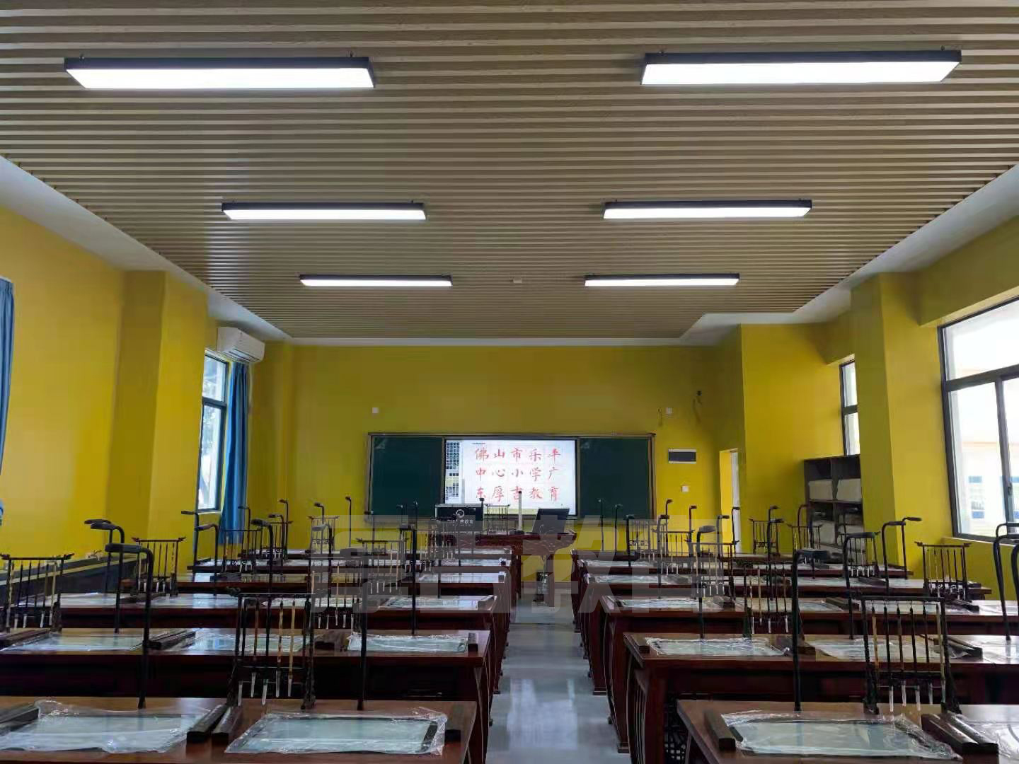 學(xué)校<a href='http://www.dgshyi.cn/chanpin/57-1.html' target='1' style='font-size:18px; font-weight:bold; color:#000000;'>書法室</a>